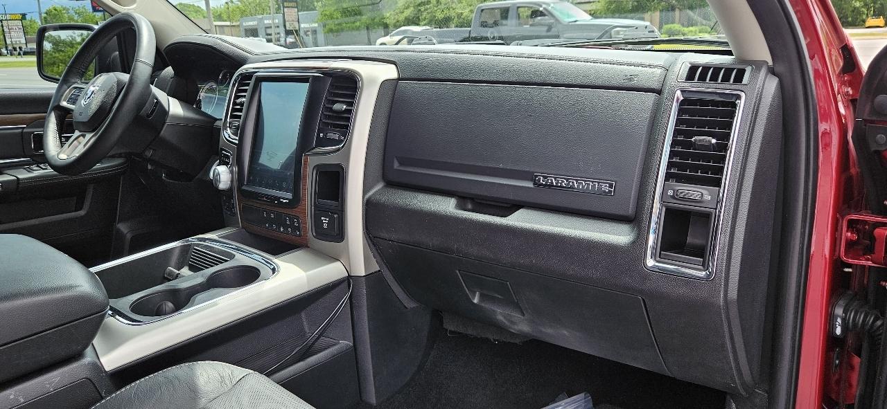 RAM 1500 4WD Crew Cab 140.5" Laramie 2015