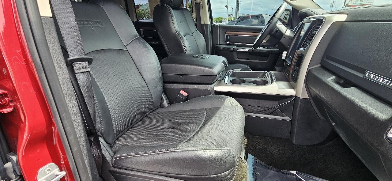RAM 1500 4WD Crew Cab 140.5" Laramie 2015