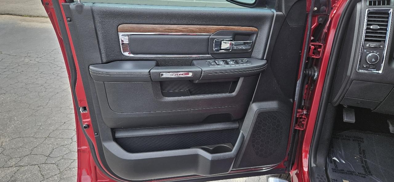 RAM 1500 4WD Crew Cab 140.5" Laramie 2015