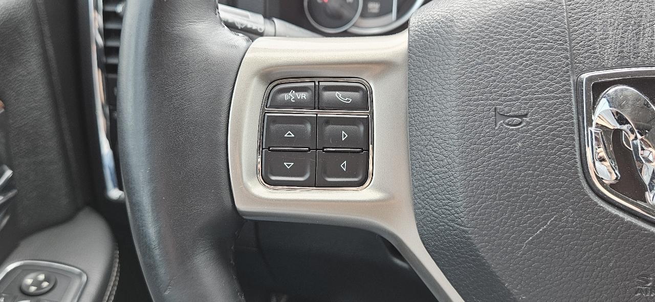 RAM 1500 4WD Crew Cab 140.5" Laramie 2015