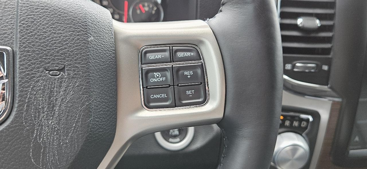 RAM 1500 4WD Crew Cab 140.5" Laramie 2015