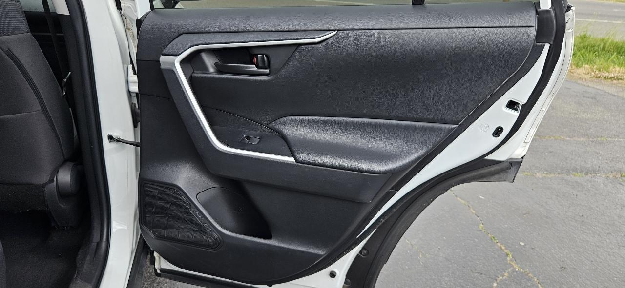 Toyota RAV4 LE FWD (Natl) 2022