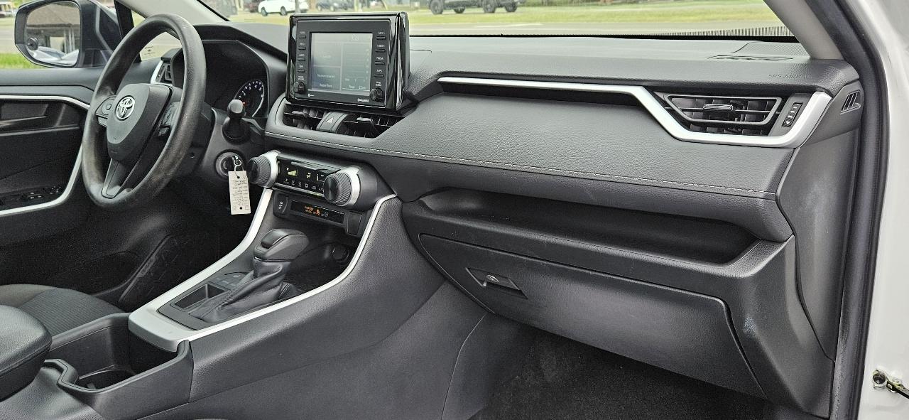 Toyota RAV4 LE FWD (Natl) 2022