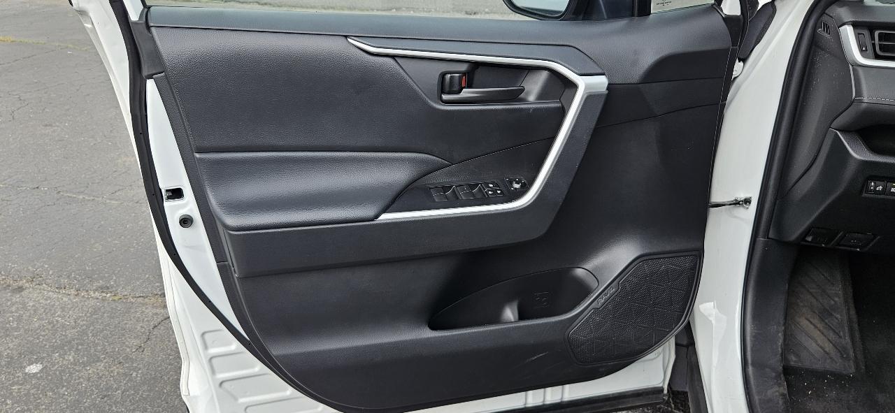 Toyota RAV4 LE FWD (Natl) 2022