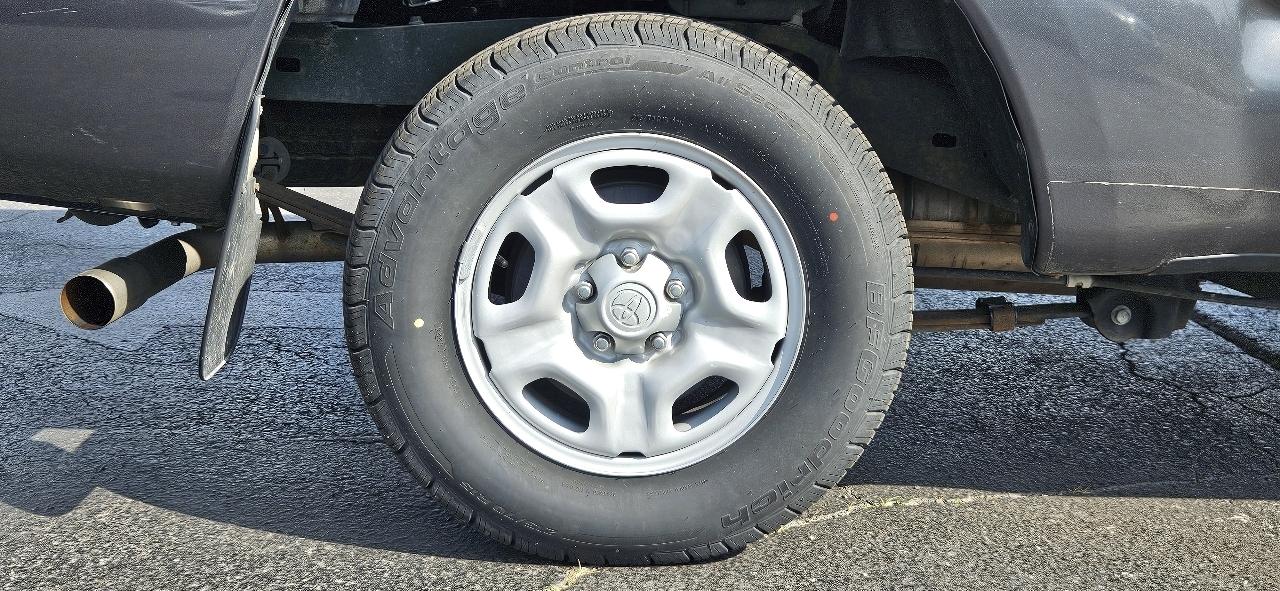 Toyota Tacoma 2WD Reg I4 MT (Natl) 2010