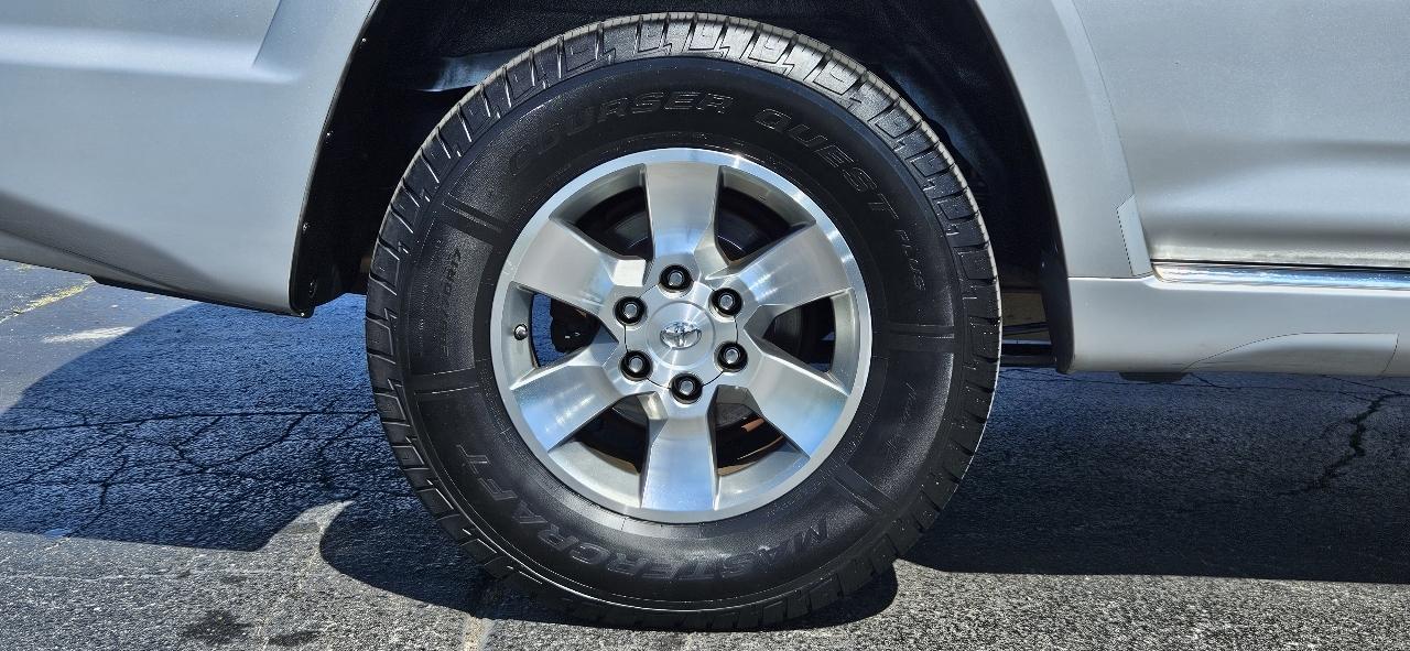 Toyota 4Runner RWD 4dr V6 SR5 (Natl) 2012