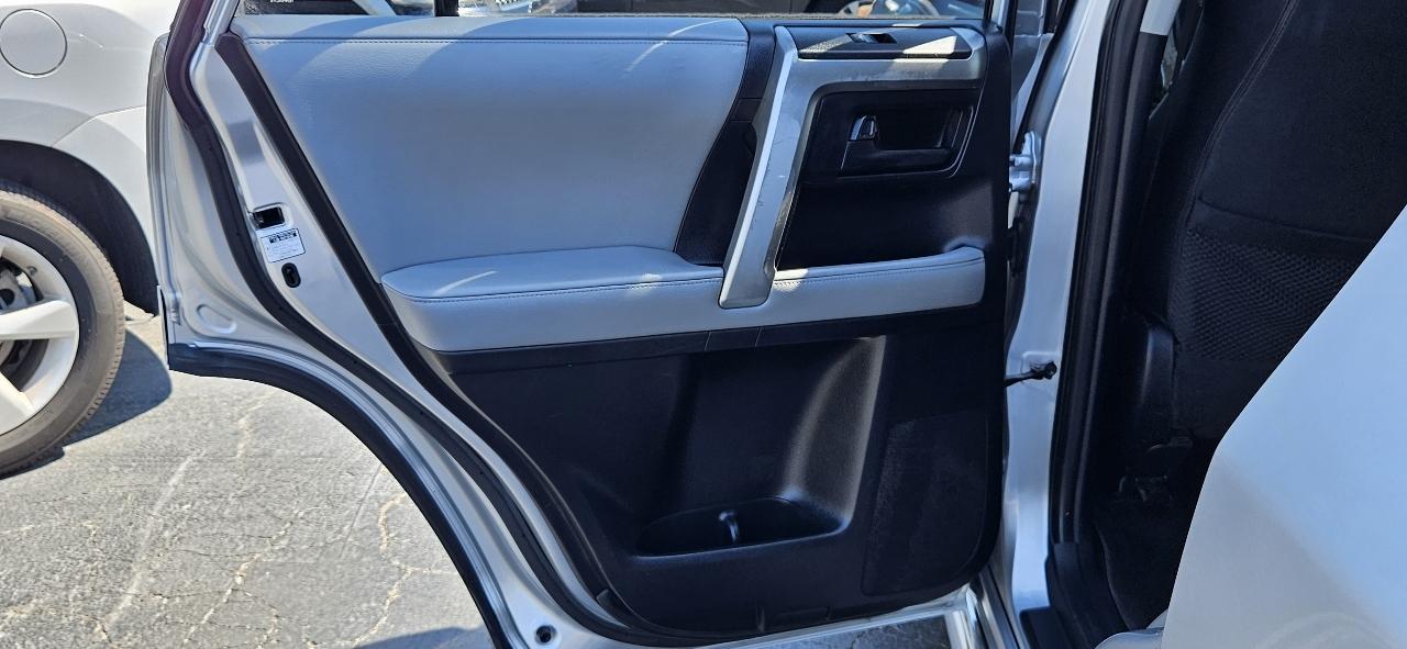 Toyota 4Runner RWD 4dr V6 SR5 (Natl) 2012