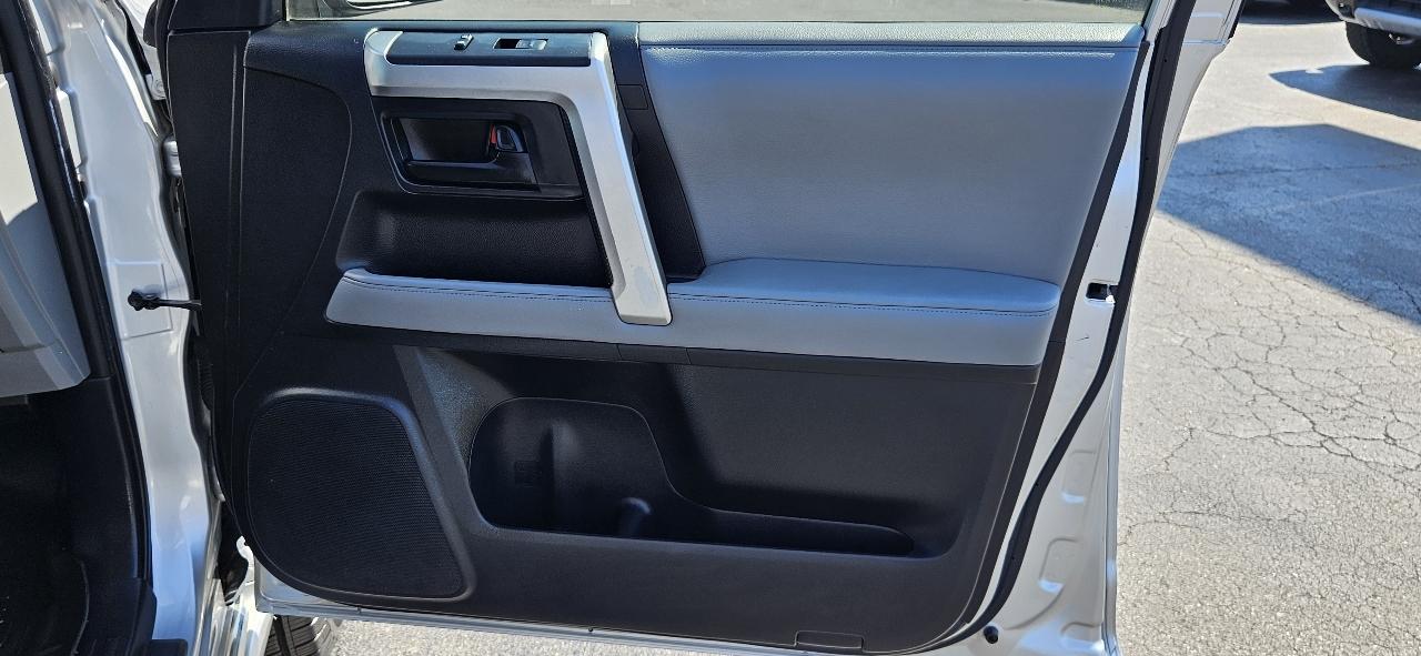 Toyota 4Runner RWD 4dr V6 SR5 (Natl) 2012