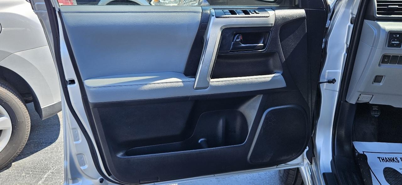 Toyota 4Runner RWD 4dr V6 SR5 (Natl) 2012