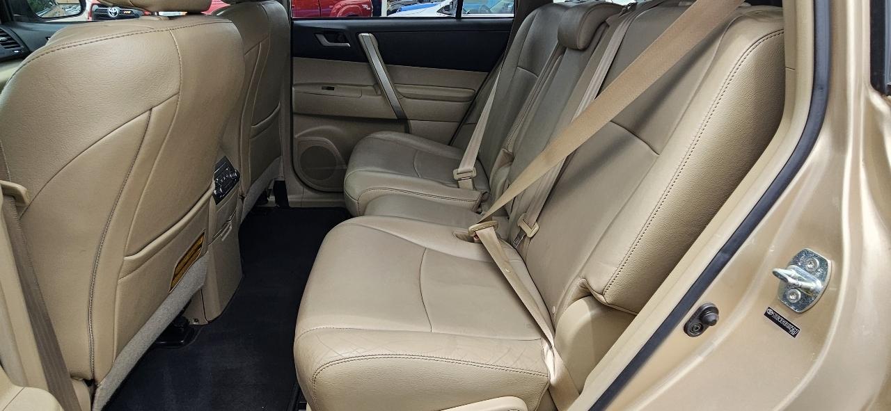 Toyota Highlander FWD 4dr V6 SE (Natl) 2011