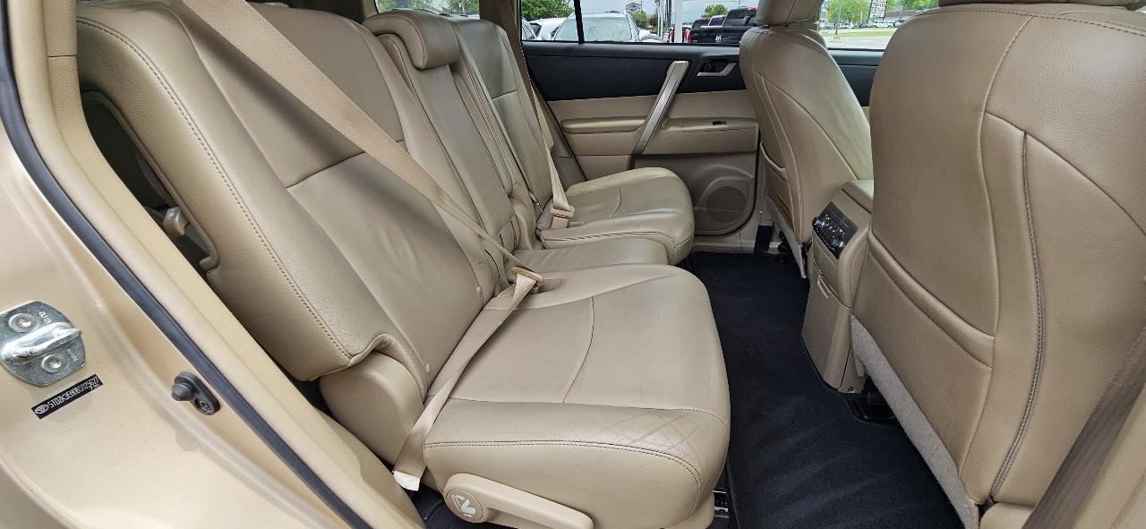 Toyota Highlander FWD 4dr V6 SE (Natl) 2011