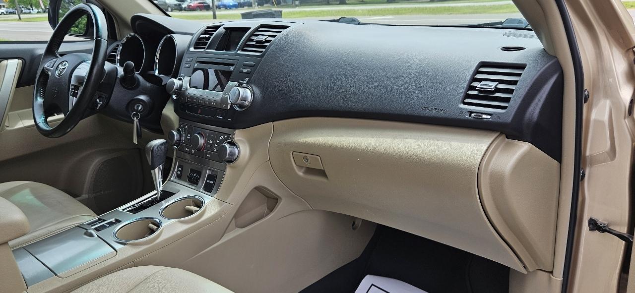 Toyota Highlander FWD 4dr V6 SE (Natl) 2011