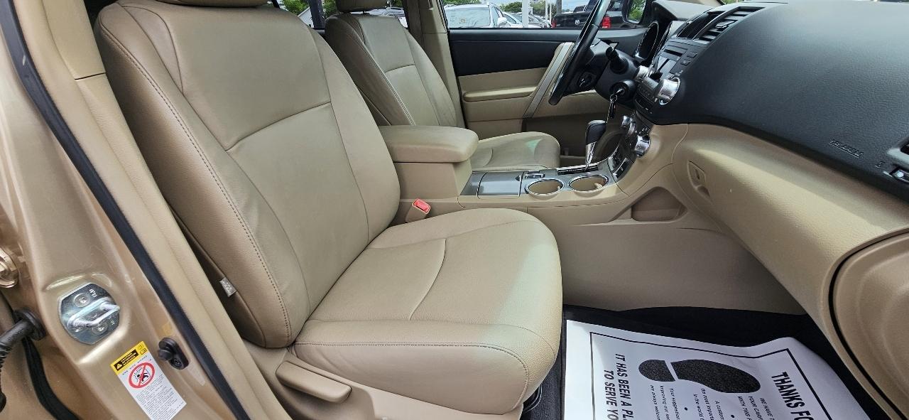 Toyota Highlander FWD 4dr V6 SE (Natl) 2011