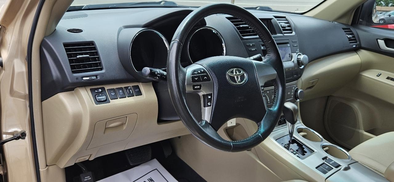 Toyota Highlander FWD 4dr V6 SE (Natl) 2011