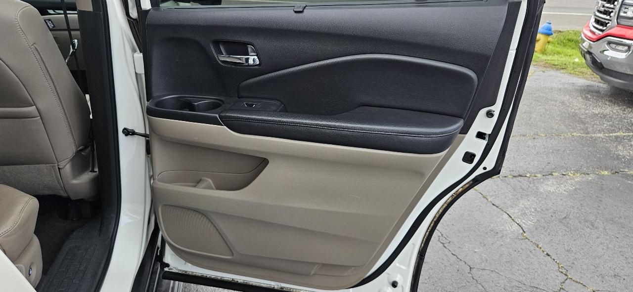 Honda Pilot 2WD 4dr Touring w/RES & Navi 2016