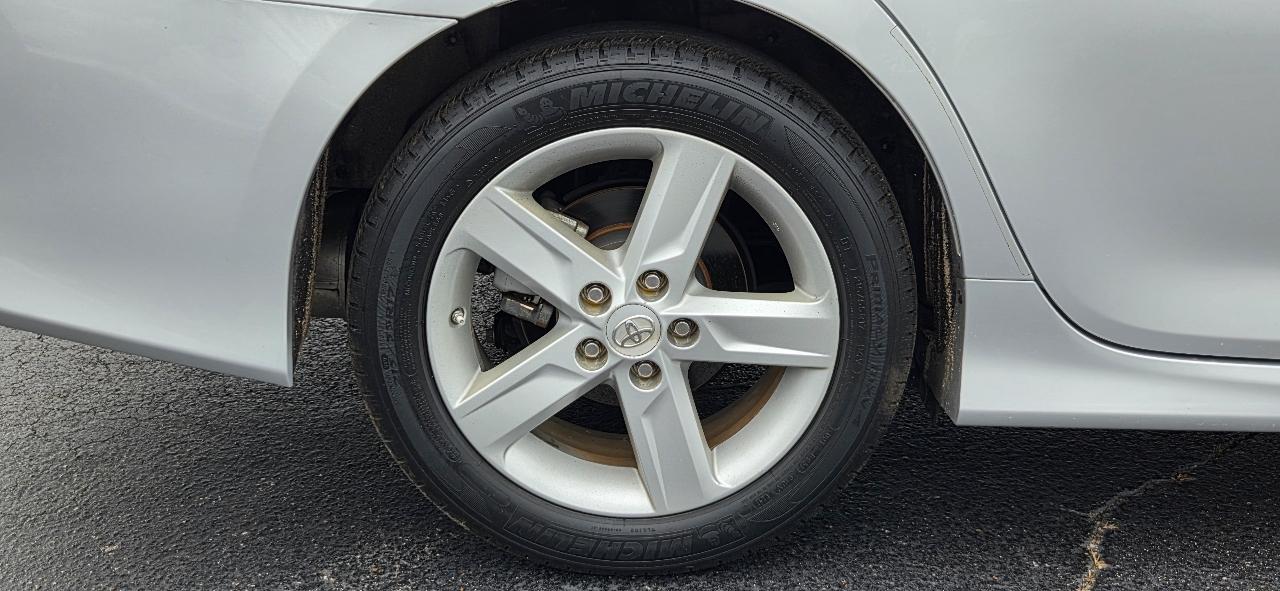 Toyota Camry 4dr Sdn I4 Auto SE (Natl) 2012