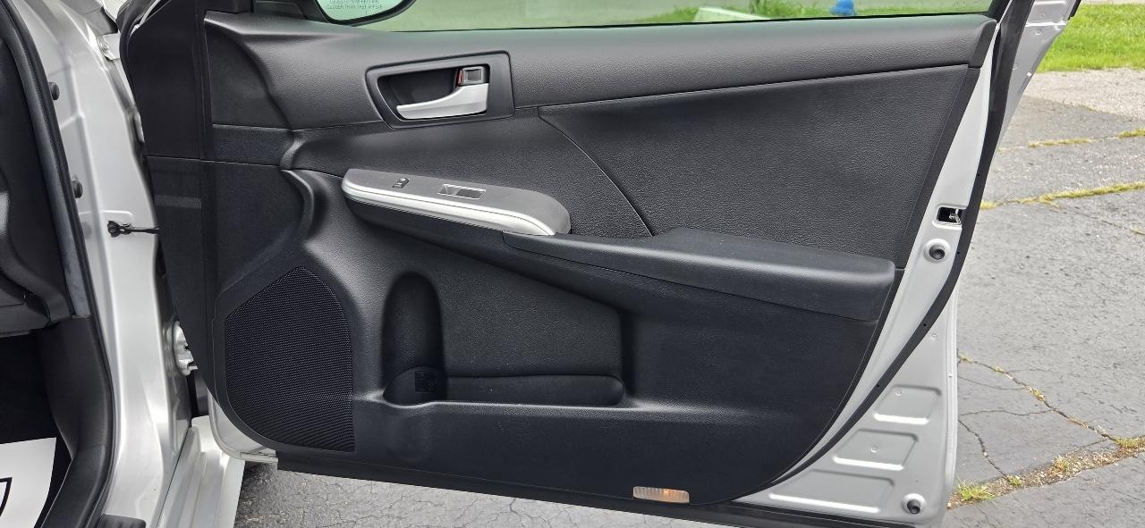 Toyota Camry 4dr Sdn I4 Auto SE (Natl) 2012
