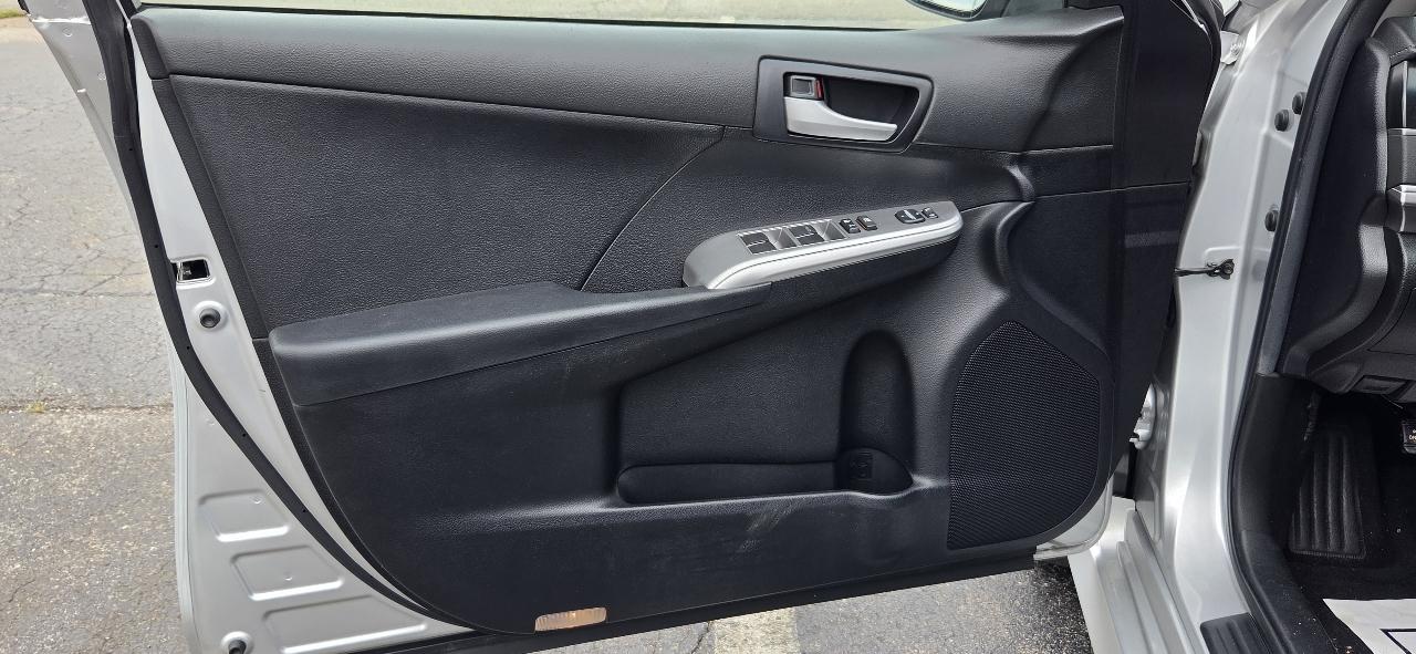 Toyota Camry 4dr Sdn I4 Auto SE (Natl) 2012