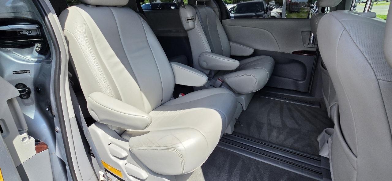 Toyota Sienna 5dr 8-Pass Van V6 XLE FWD (Natl) 2014