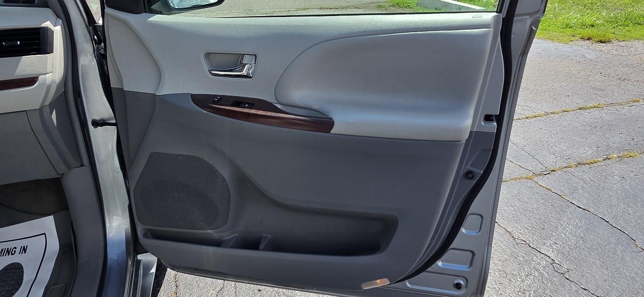 Toyota Sienna 5dr 8-Pass Van V6 XLE FWD (Natl) 2014