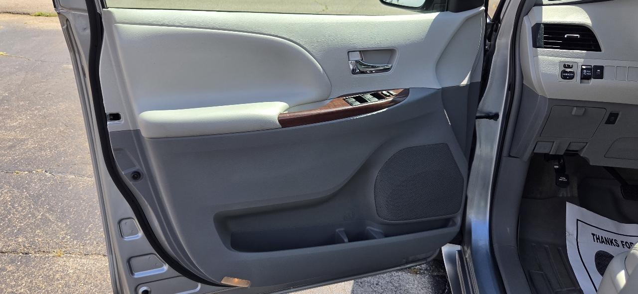 Toyota Sienna 5dr 8-Pass Van V6 XLE FWD (Natl) 2014