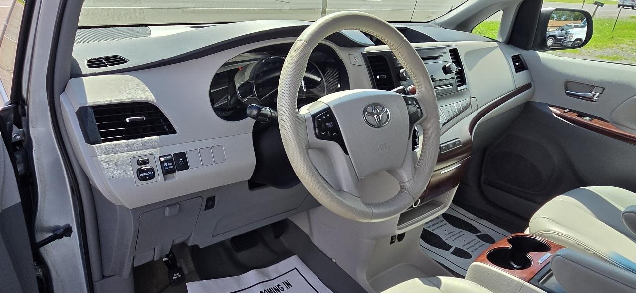 Toyota Sienna 5dr 8-Pass Van V6 XLE FWD (Natl) 2014