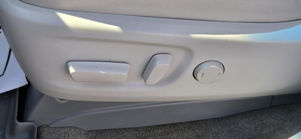 Toyota Sienna 5dr 8-Pass Van V6 XLE FWD (Natl) 2014