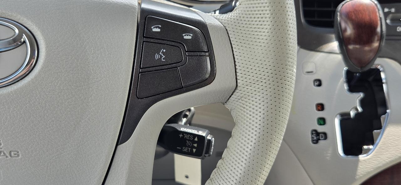 Toyota Sienna 5dr 8-Pass Van V6 XLE FWD (Natl) 2014