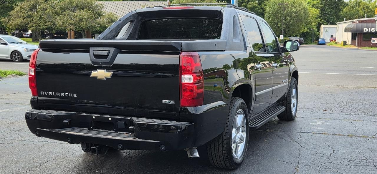 Chevrolet Avalanche 2WD Crew Cab LTZ 2011