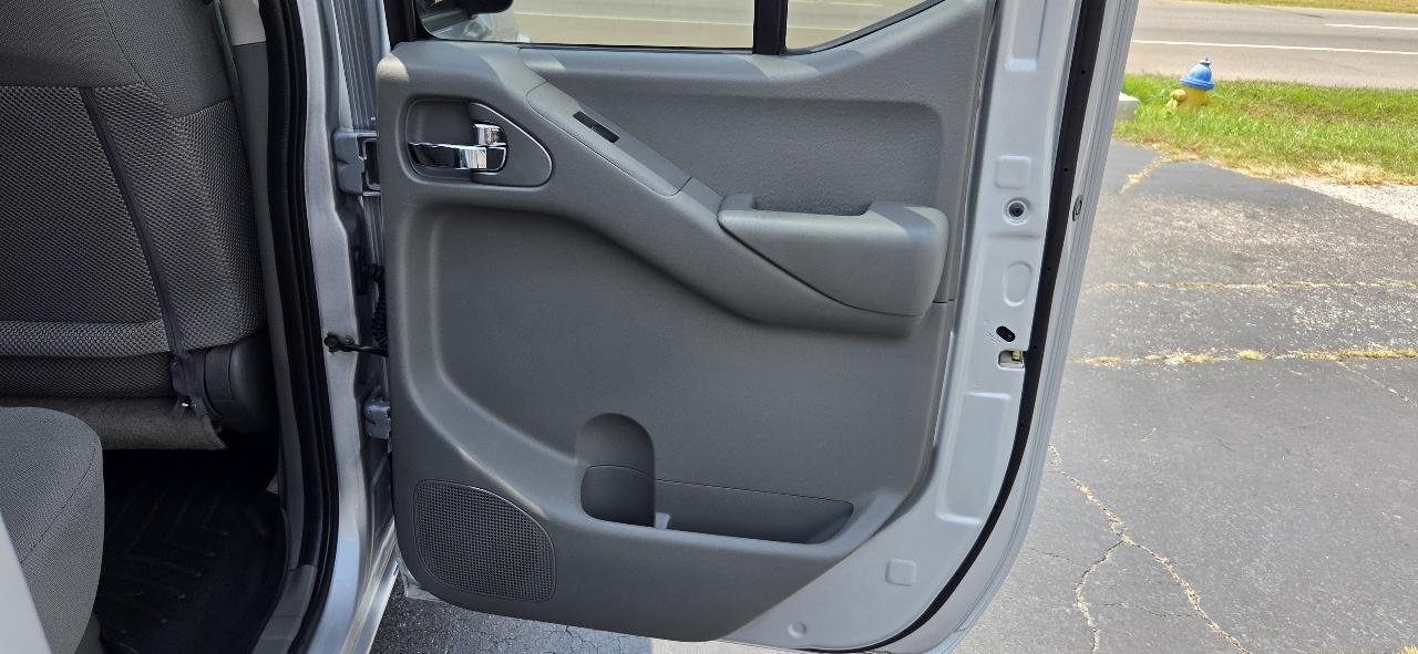 Nissan Frontier 2WD Crew Cab SWB Auto SV 2016