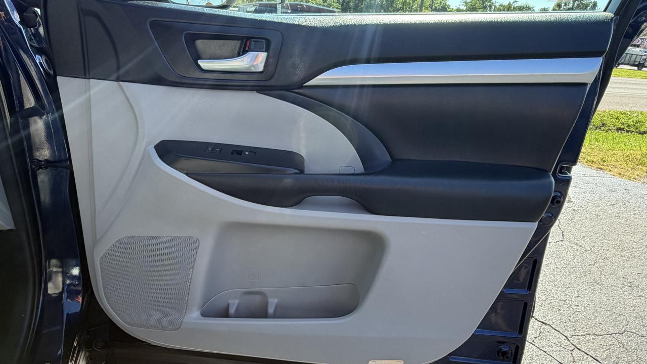 Toyota Highlander FWD 4dr V6 XLE (Natl) 2015