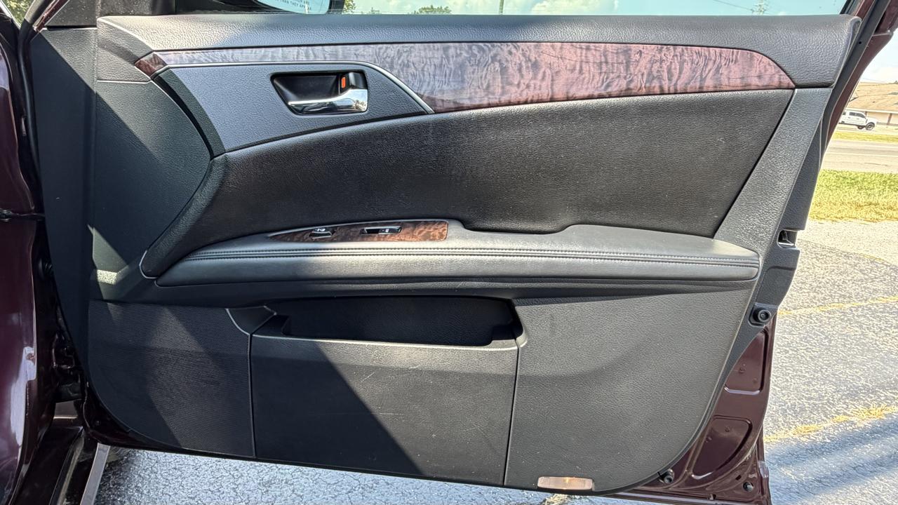 Toyota Avalon 4dr Sdn (Natl) 2011