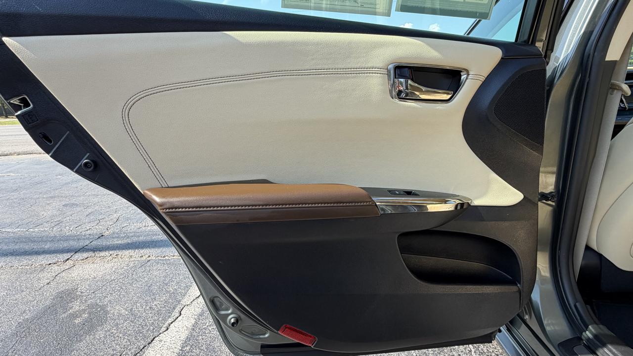 Toyota Avalon 4dr Sdn Limited (Natl) 2013