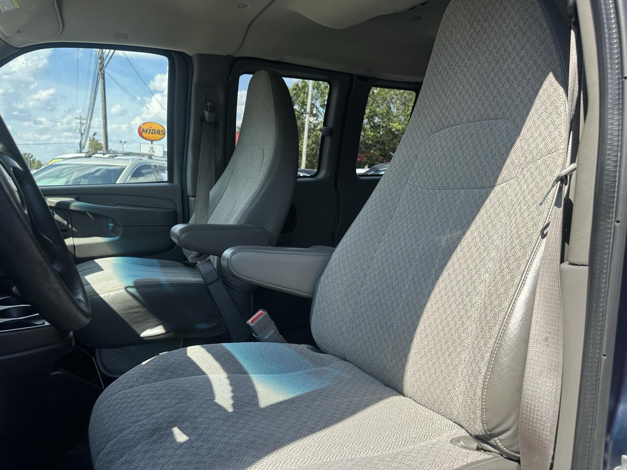 Chevrolet Express Passenger RWD 2500 135" LS 2015