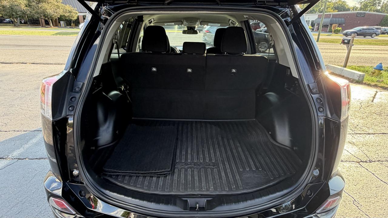 Toyota RAV4 LE AWD (Natl) 2018