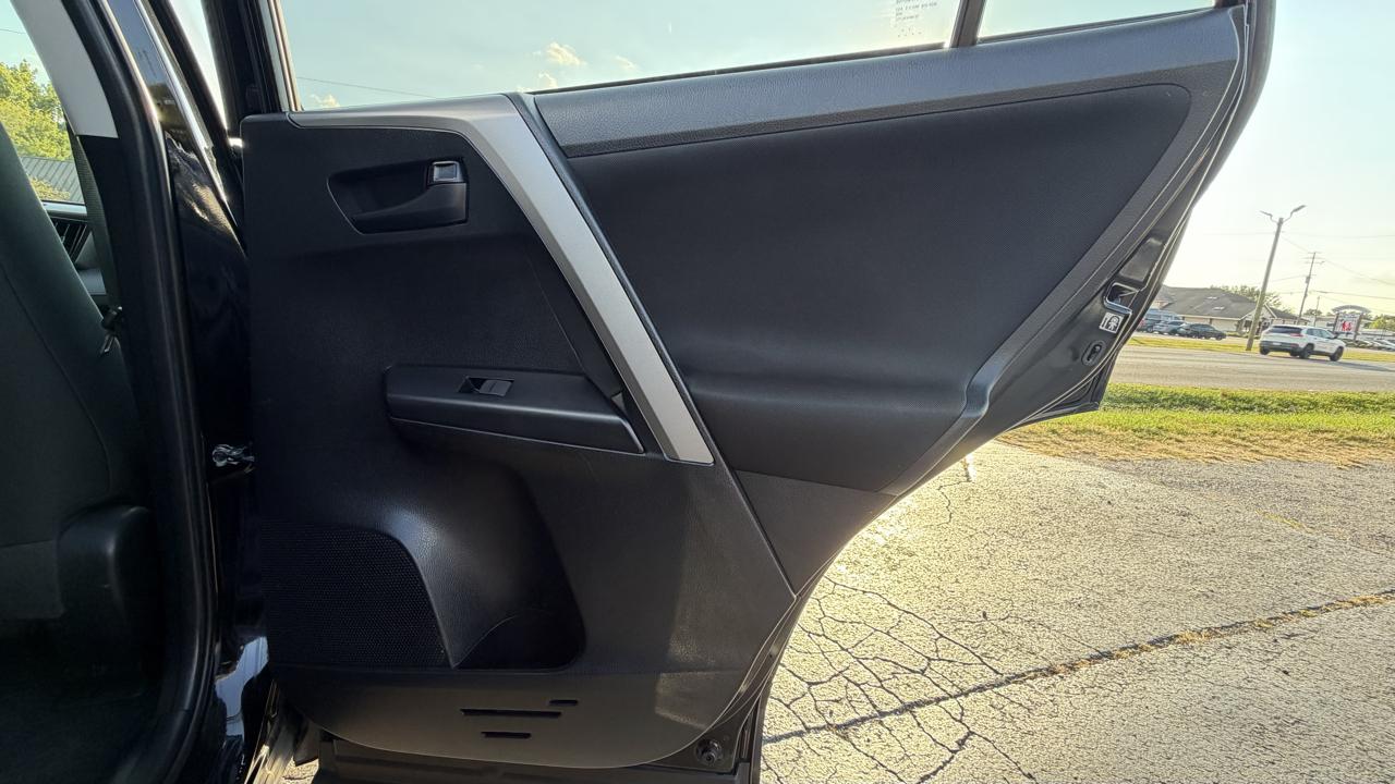 Toyota RAV4 LE AWD (Natl) 2018