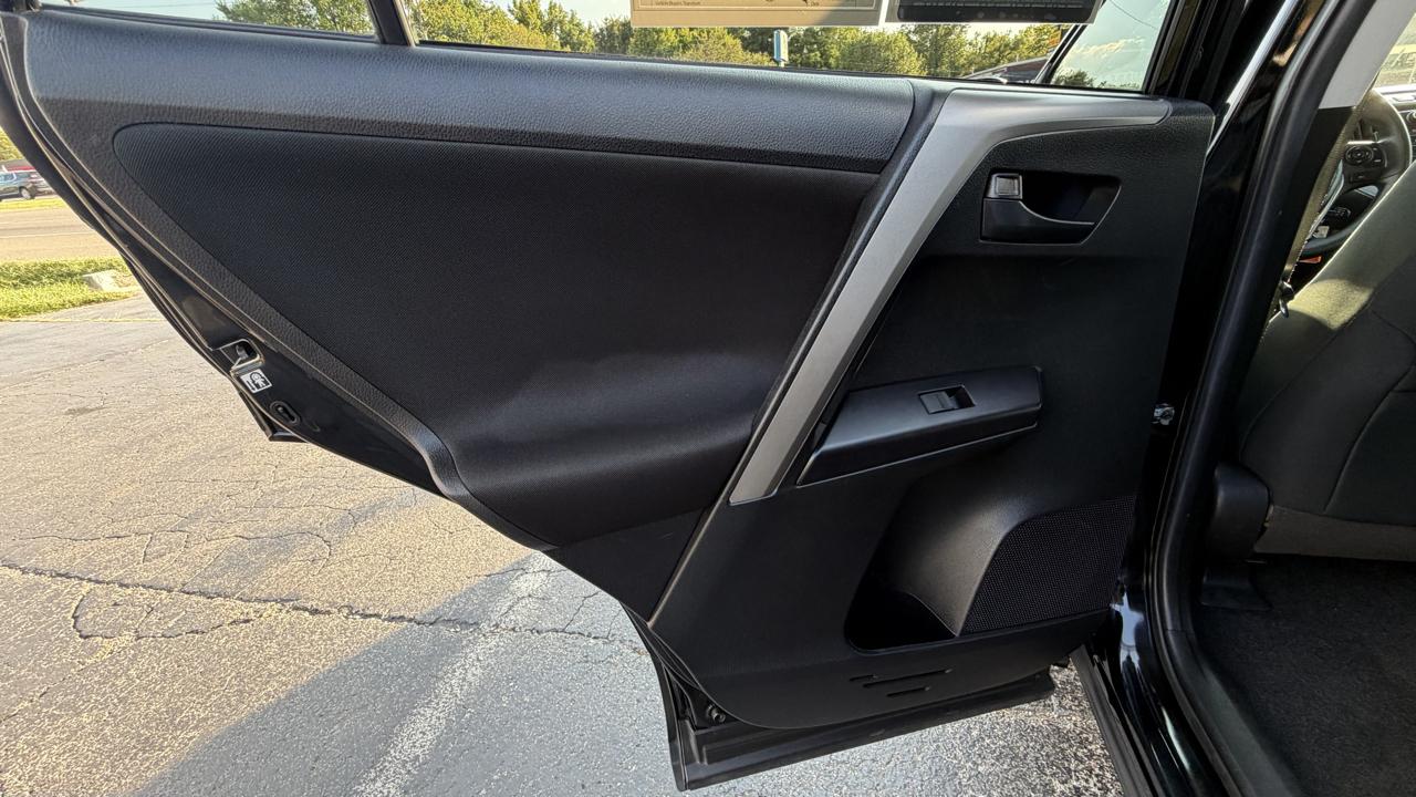 Toyota RAV4 LE AWD (Natl) 2018