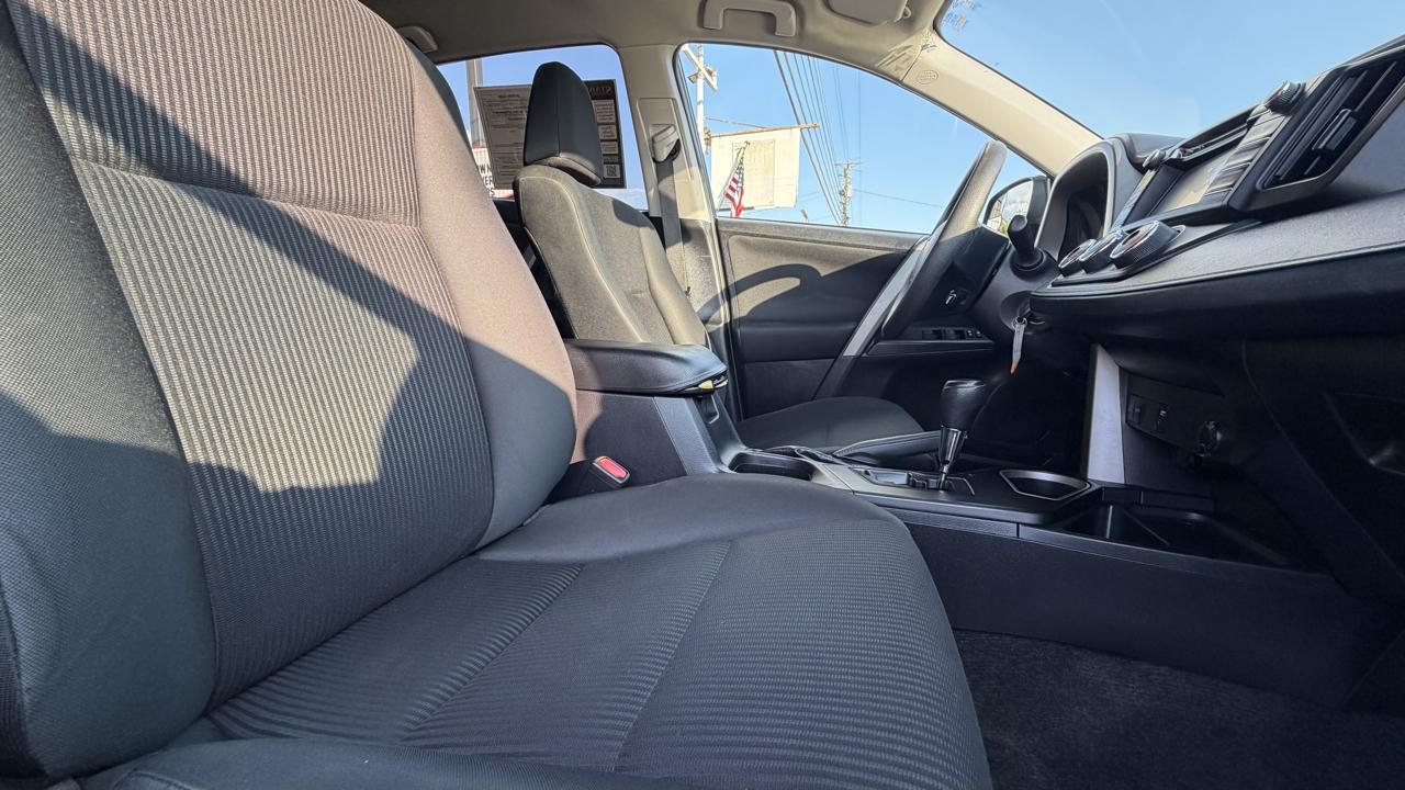 Toyota RAV4 LE AWD (Natl) 2018