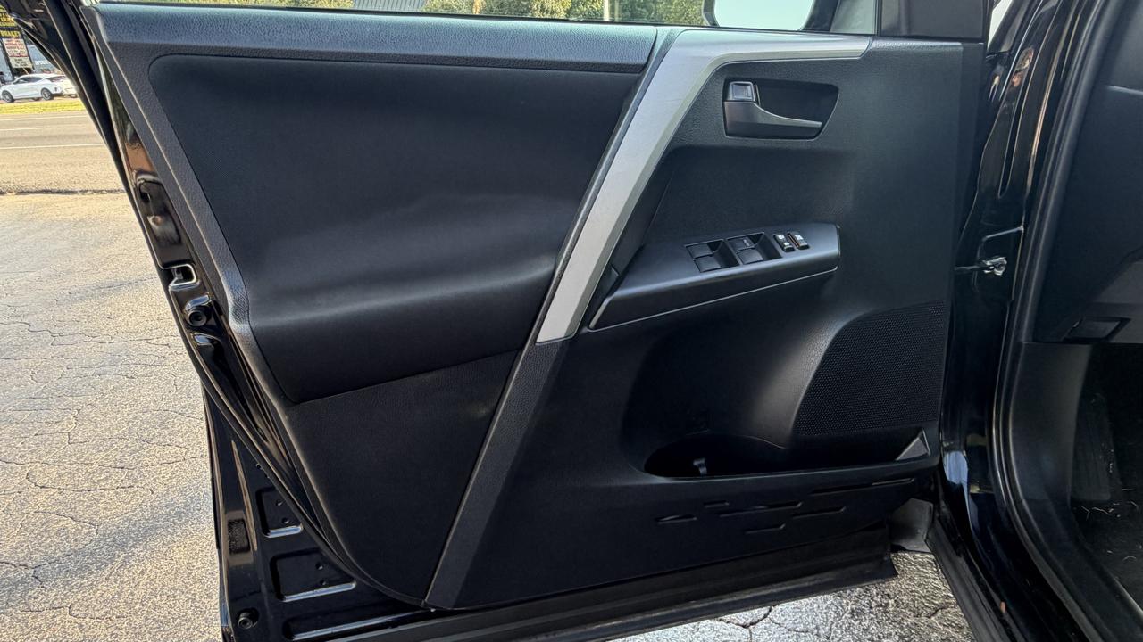 Toyota RAV4 LE AWD (Natl) 2018