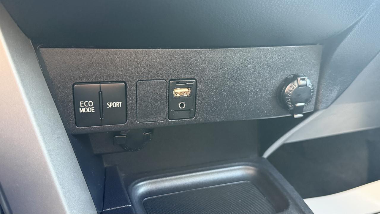 Toyota RAV4 LE AWD (Natl) 2018