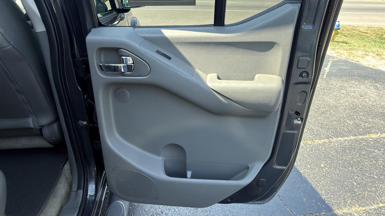 Nissan Frontier 2WD Crew Cab SWB Auto SL 2015