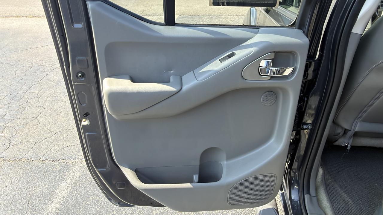 Nissan Frontier 2WD Crew Cab SWB Auto SL 2015