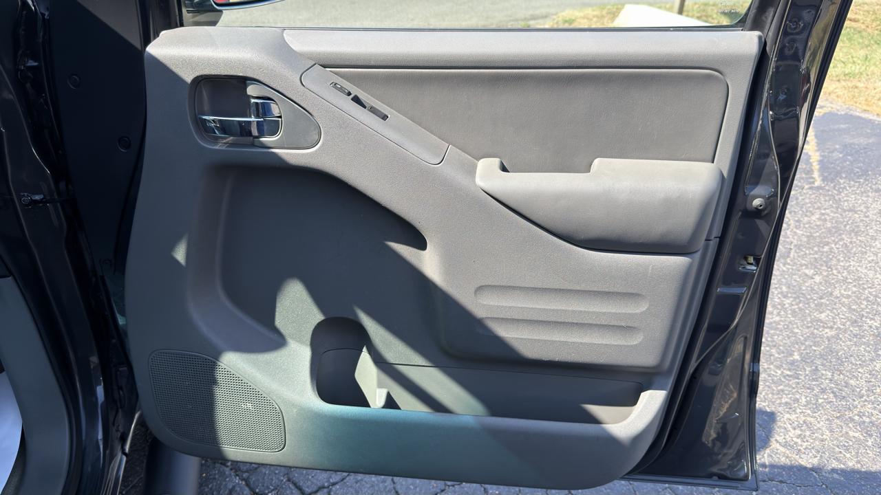 Nissan Frontier 2WD Crew Cab SWB Auto SL 2015