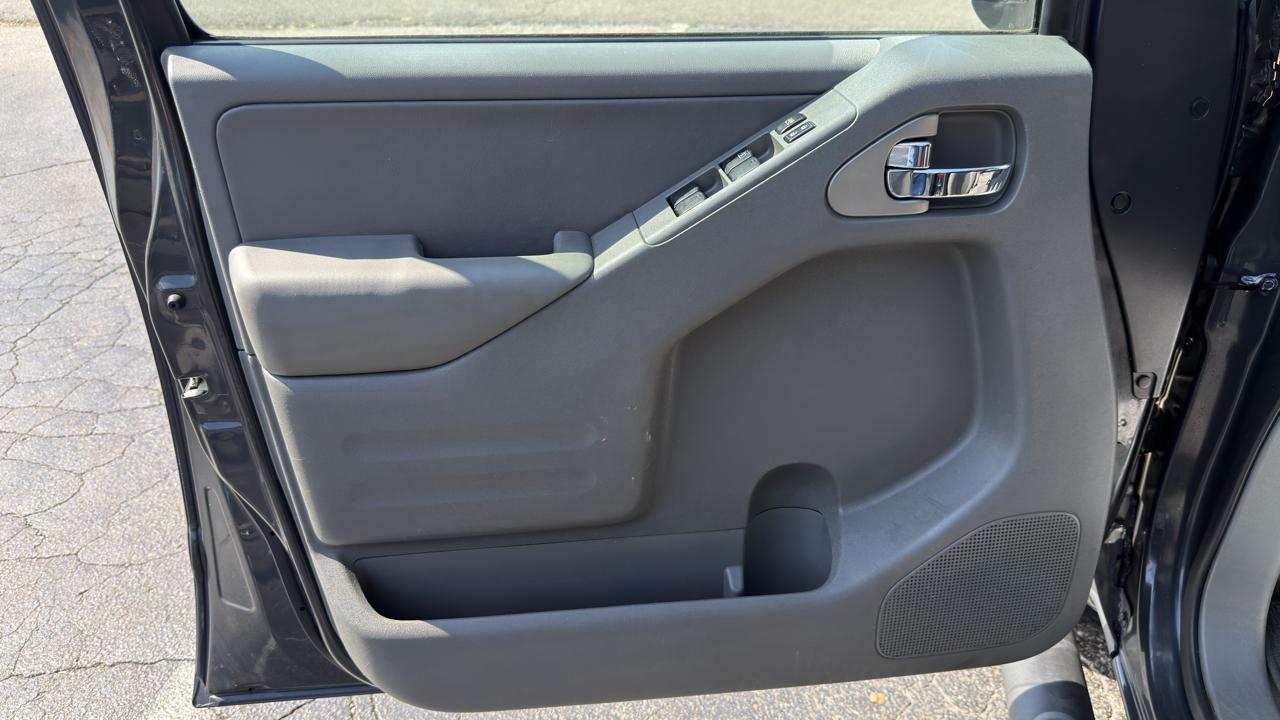 Nissan Frontier 2WD Crew Cab SWB Auto SL 2015