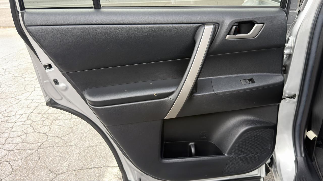 Toyota Highlander 4WD 4dr V6 (Natl) 2012