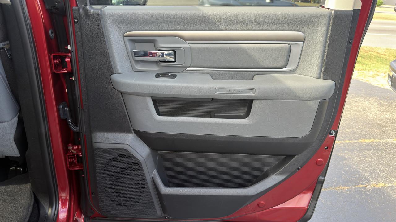 RAM 1500 4WD Crew Cab 140.5" Big Horn 2013
