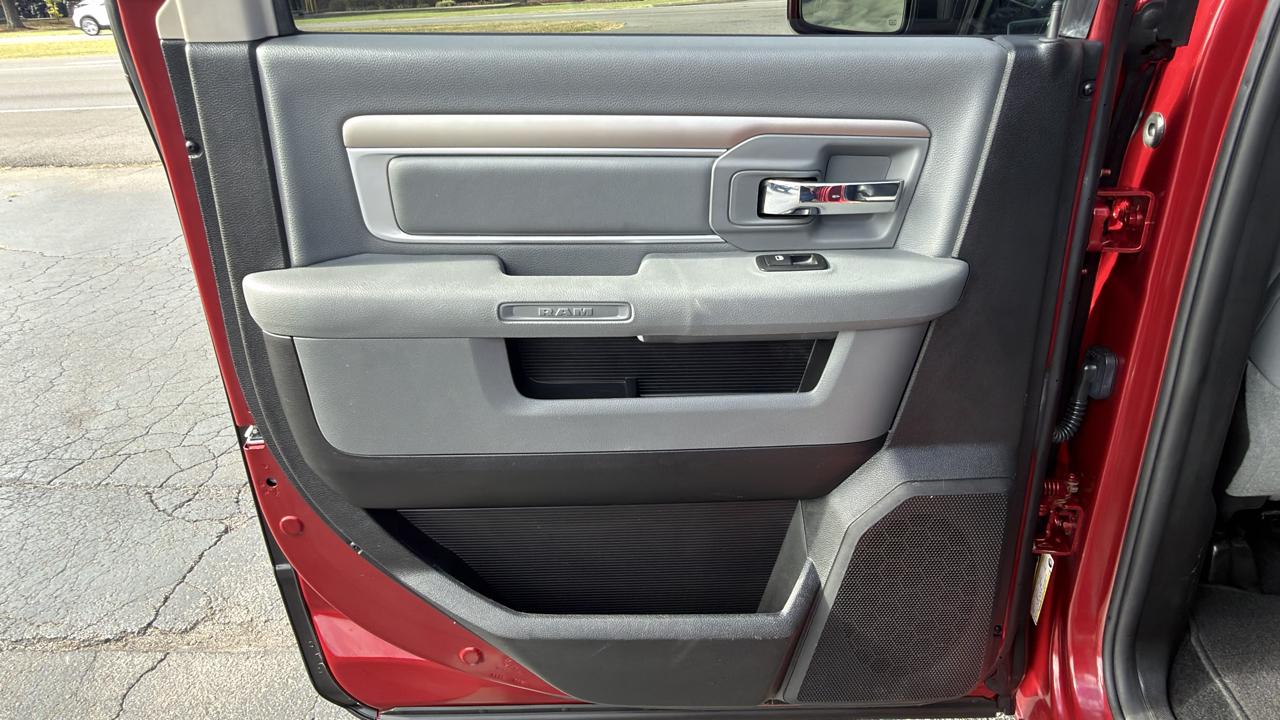 RAM 1500 4WD Crew Cab 140.5" Big Horn 2013