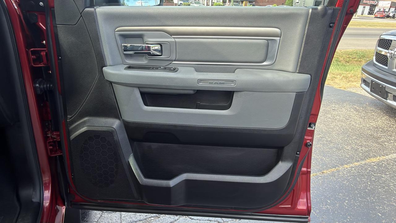 RAM 1500 4WD Crew Cab 140.5" Big Horn 2013