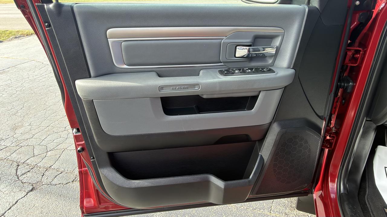RAM 1500 4WD Crew Cab 140.5" Big Horn 2013
