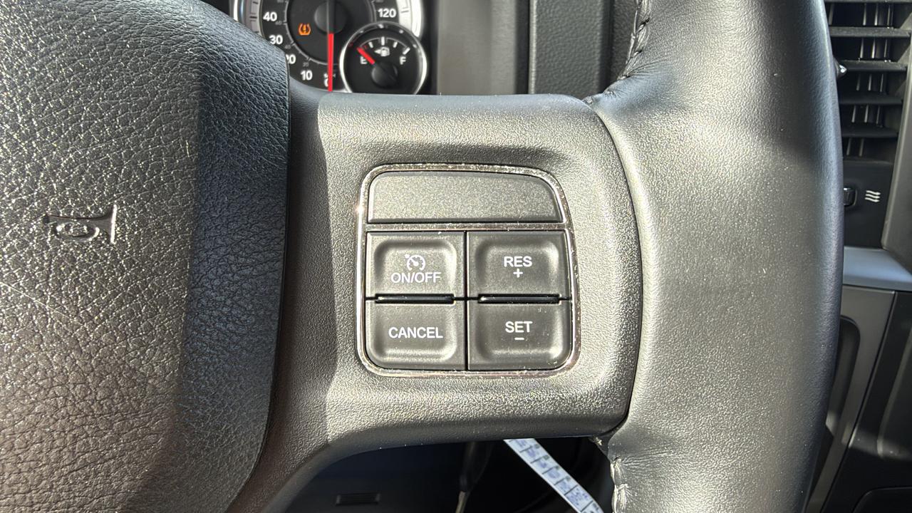 RAM 1500 4WD Crew Cab 140.5" Big Horn 2013